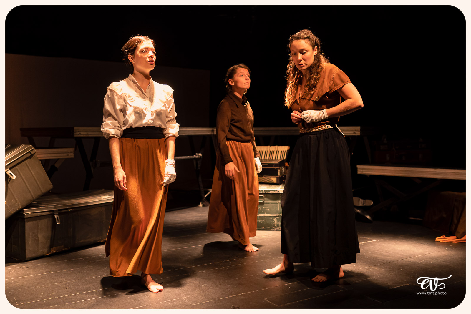 LA MESNIE H. - UN JOUR D'ÉTÉ